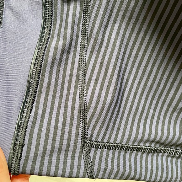 Rare Lululemon black/purple stripe leggings with trim on calf. Size 6 Mint Cond - Picture 6 of 11